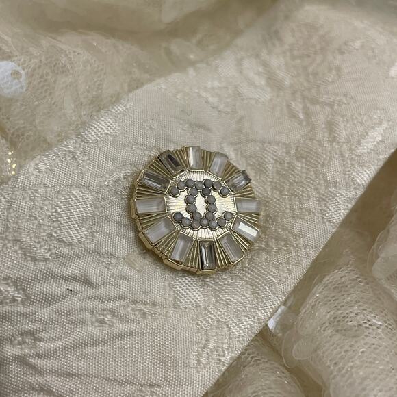 Rare 2023 CHANEL Sequin Ruffle Jacket | Sunburst Strass Buttons, Ivory Jacquard - Picture 4 of 16